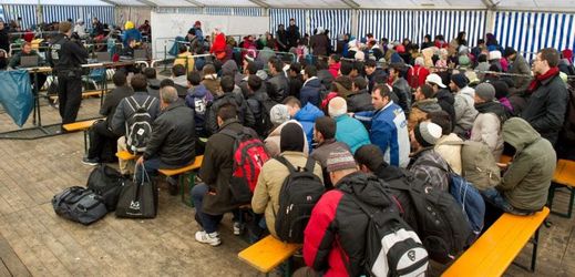 Migranti v registračním centru v Passau.