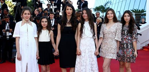 Režisérka Deniz Ergüvenová (uprostřed) a herečky z filmu Mustang na festivalu v Cannes.