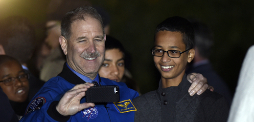 Ahmed Mohamed s bývalým kosmonautem Johnem Grunsfeldem. Chlapce podpořila i NASA.