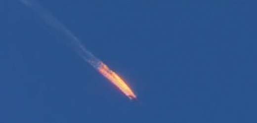 Ruský bombardér sestřelený Tureckem. Na snímku hořící letoun před nárazem.
