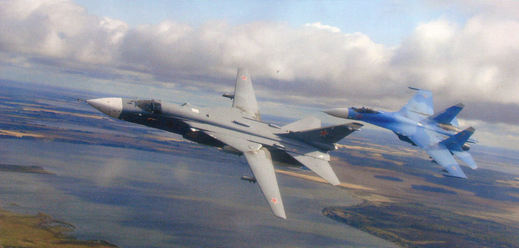 Su-24 v doprovodu Su-27.