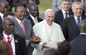 Papež František s keňským prezidentem Uhuru Kenyatta (vlevo).