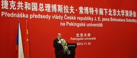 Premiérova přednáška na Pekingské univerzitě.