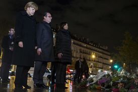Angela Merkelová a François Hollande po boku starostky Paříže při uctění památky zesnulých při útoku teroristů..