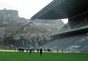 Stadion Bragy i s typickou skálou.