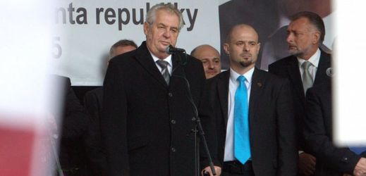 Prezident na pódiu s Martinem Konvičkou (vzadu uprostřed), kterého prý viděl poprvé.