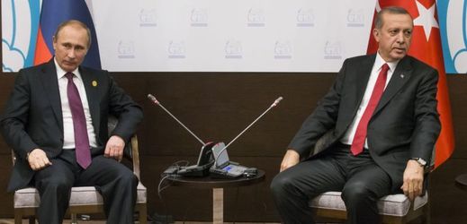 Ruský (vlevo) a turecký prezident při jednání.
