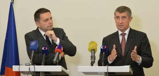 Ministři financí Česka Andrej Babiš (vpravo) a Slovenska Peter Kažimír (vlevo) vystoupili 26. listopadu v Praze na tiskové konferenci po společném jednání.