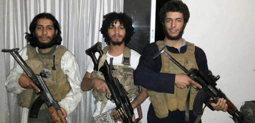 Abdelhamid Abaaoud (vlevo) jeden ze strůjců teroristického útoku v Paříži.