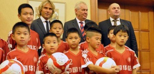 Čínské děti, Pavel Nedvěd, prezident Mikloš Zeman a Miroslav Pelta při představení česko-čínské spolupráce.
