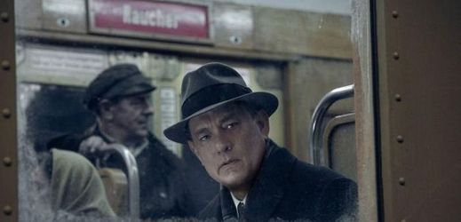 Tom Hanks ve filmu Most špionů.