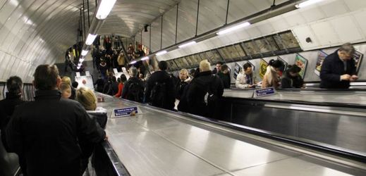 Cestující v Londýně po dobu tří týdnů nesmí po eskalátorech chodit.