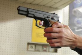 Agresivní řidič ohrožoval rodinu pistolí (ilustrační foto).