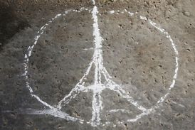 Symbol Eiffelovy věže ve znaku míru oblétl po útocích celý svět a stal se tak symbolem tragické události.