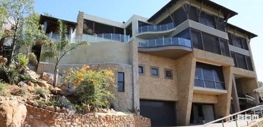 Krejčířova vila na útesu v luxusní čtvrti Johannesburgu.