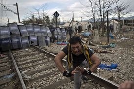 Uprchlík protestující proti stavbě plotu.