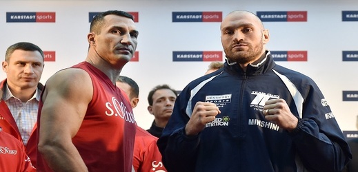 Vladimir Kličko (vlevo) a Tyson Fury. 