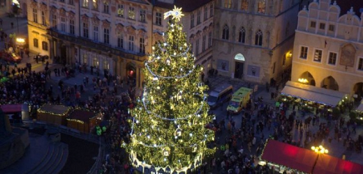 Vyzráli na muslimské teroristy? Vánoční strom na Staroměstském náměstí v Praze.