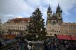 Vánoční strom na pražském Staroměstském náměstí se prvního rozsvícení dočkal už dopoledne.