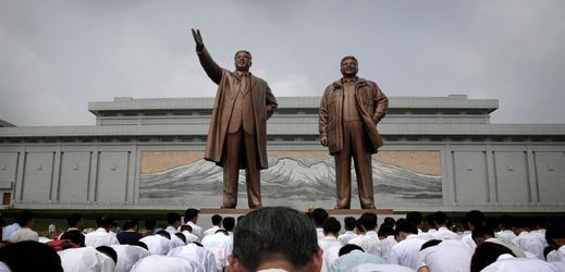 Bronzové sochy severokorejských vůdců Kim Čong-ila (vlevo) a Kim Ir-sena v Pchjongjangu.