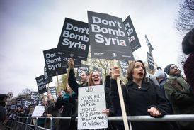 Sobotní demonstrace před britským parlamentem proti bombardování Sýrie.