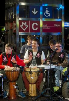 Koncert kapely studentů a absolventů školy Jedličkova ústavu The Tap Tap na Hlavním nádraží v Praze.