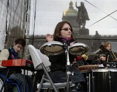 Na pražském Václavském náměstí se letos v únoru uskutečnil koncert kapely handicapovaných hudebníků The Tap Tap "Už jsme trochu dál". Vystoupení bylo reakcí na slova prezidenta Miloše Zemana o nevhodnosti společného vzdělávání handicapovaných a zdravých dětí.