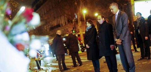 Americký prezident Barack Obama (vpravo), francouzský prezident François Hollande a pařížská starostka Anne Hidalgová u památníku obětí teroristického útoku v Paříži.