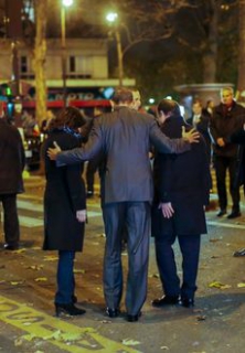 Prezident Barack Obama uctil památku obětí teroristického útoku v Paříži poté, co přijel do francouzské metropole, aby se zúčastnil konference o změně světového klimatu 2015.