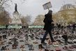 Pařížané demonstrativně položili stovky párů bot na náměstí Republiky. Symbolizují aktivisty, kteří plánují učast na zakázaném demonstrativním pochodu před zahájením klimatické konference.