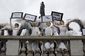 Na snímku ženy oblečené za anděly drží transparenty s nápisy jako Uhlí zabíjí a Žádné výmluvy. Účastní se mírového shromáždění svolaného nevládní organizací Avaaz a protestují proti klimatické konferenci v Paříži.