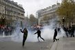 Pařížská policie zasahující proti demonstrantům slzným plynem. Aktivisté vyjařují svůj nesouhlas s klimatickou konferencí.