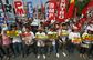 Na snímku demonstranti v Manile na Filipínách upozorňující na zneužívání životního prostředí v návaznosti na konferenci OSN o změně klimatu v Le Bourget v Paříži.