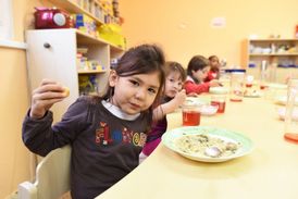 Afghánské děti obědvající v německé školce v Postupimi. Do Braniborska přišlo v tomto roce kolem 35 tisíc uprchlíků.