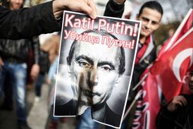 Turečtí demonstranti pálí plakát ruského prezidenta Vladimira Putina během protestu v Istanbulu. Turecko trvá na tom, že sestřelený ruský bombardér Su-24 poušil i přes opakovaná varování vzdušný prostor na syrské hranici.
