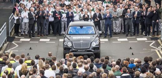 První exemplář Bentley Bentayga byl důvodem k oslavě.