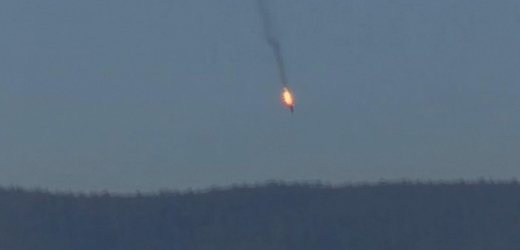 Ruský bombardér Su-24 padá po zásahu k zemi.