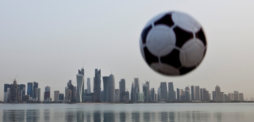 Organizace zabývající se dodržováním lidských práv Amnesty International opět kritizovala podmínky přistěhovaleckých dělníků pracujících na výstavbě stadionů pro světový šampionát ve fotbale v roce 2022 v Kataru. 
