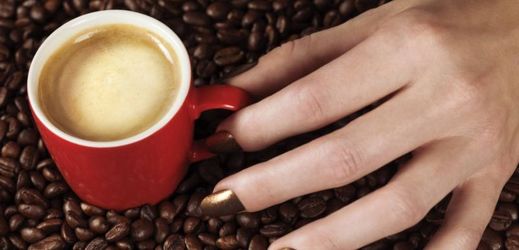 Vynikající kávu si můžete připravit i doma, a to dokonce bez přístroje za tisíce korun.