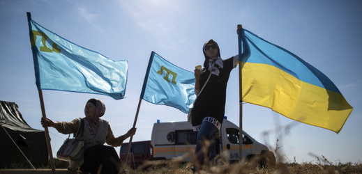 Vlajky krymských Tatarů a Ukrajinců (ilustrační foto).