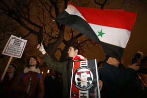 Protesty v Londýně proti válce v Sýrii. Muž drží transparent "pro Asada" a vyzývá k ukončení války, kterou proti IS plánuje Velká Británie. Ta chce rozšířit vzdušné bombardování Syrie.