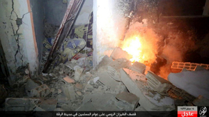 Fotky z bombardování radikálních základen Islámského státu v Sýrii ruskou armádou, která tak zasahuje také civilní území ve městě Rakka.