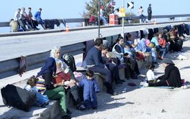 Uprchlíci čekají na autobusy v přestupním centru Oxy na řeckém ostrově Lesbos.