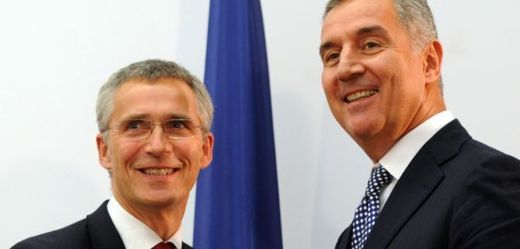 Černohorský premiér Milo Djukanović (vpravo) s generálním tajemníkem NATO Jensem Stoltenbergem v Podgorici v Černé Hoře.