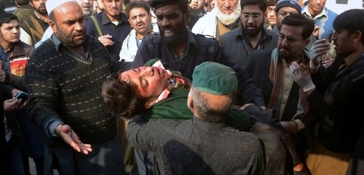Jeden z mrtvých studentů po útoku Talibanu v Péšávaru.
