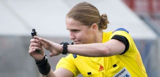 Ženská fotbalová rozhodčí (ilustrační foto).