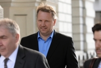 Podnikatel František Savov (uprostřed) odchází od soudu v Londýně. 