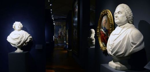Výstava Francouzské umění ze šlechtických sbírek v Císařské konírně Pražského hradu. Četné exponáty pocházejí z řady památkových objektů ve správě Národního památkového ústavu.