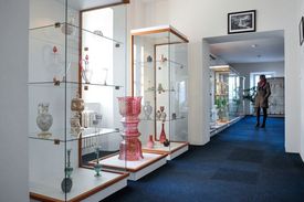 Unikátní sbírka, která mapuje více než 300 let výroby skla v Harrachově na Semilsku, je kulturní památkou. Soubor čítá téměř 4800 exponátů a svou velikostí představuje v Česku největší sbírku skla pocházejícího z jediné sklárny. Na snímku je expozice muzea v Harrachově.