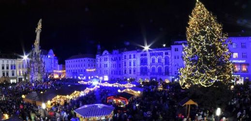 Slavnostním rozsvícením vánočního stromu začaly v centru Olomouce tradiční vánoční trhy, které budou pokračovat do 23. prosince. Šestnáctimetrový strom osvětlený téměř 23 tisíci LED diodami letos pojmenovali Naděje.